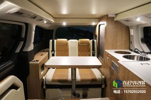 大通g10改房车，西安合正内饰布局合理，色彩搭配清新